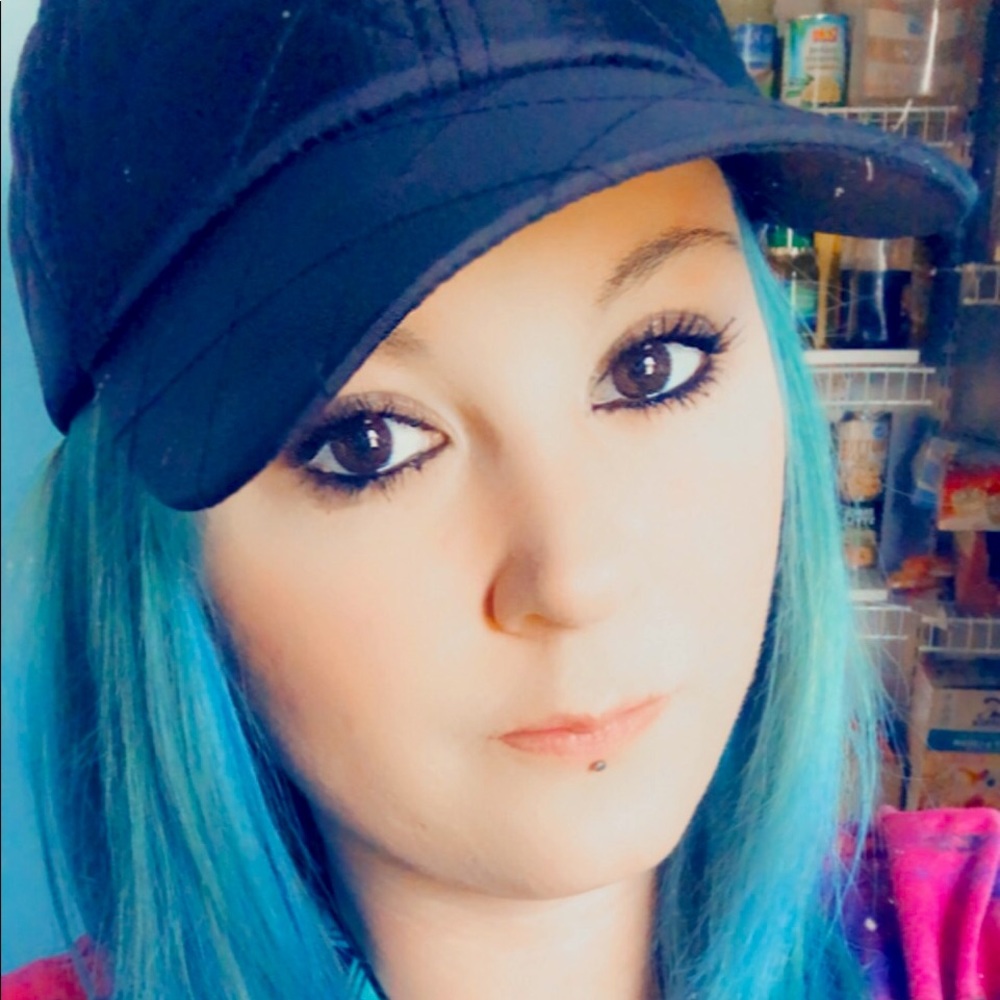 Hi!!! I’m Haley, please check out my closet 🌈 🖤🥰